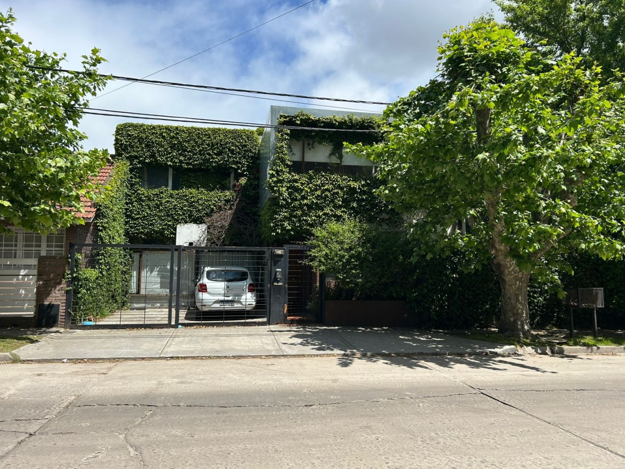 CASA EN PH 4 AL FRENTE COCHERA DOBLE QUINCHO PARQUE. APTO CREDITO