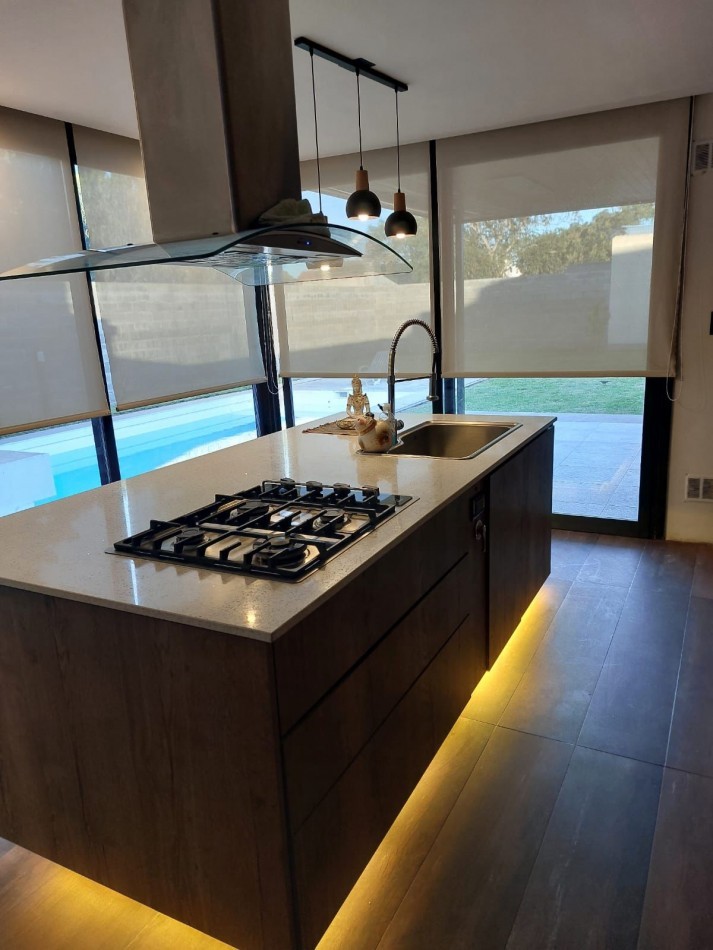 CASA DE 4 AMBIENTES MODERNA CON PILETA Y GARAGE DOBLE.