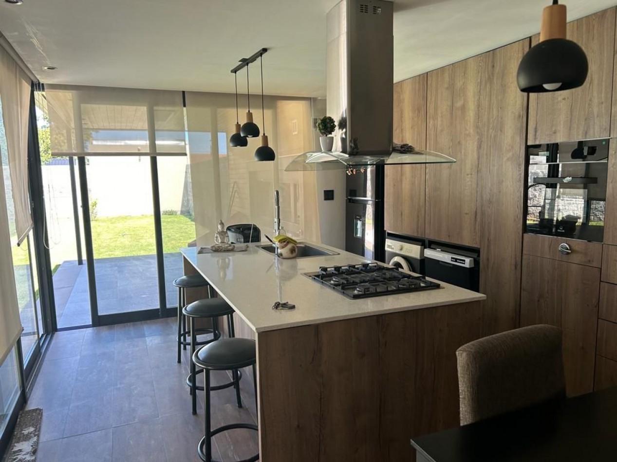 CASA DE 4 AMBIENTES MODERNA CON PILETA Y GARAGE DOBLE.