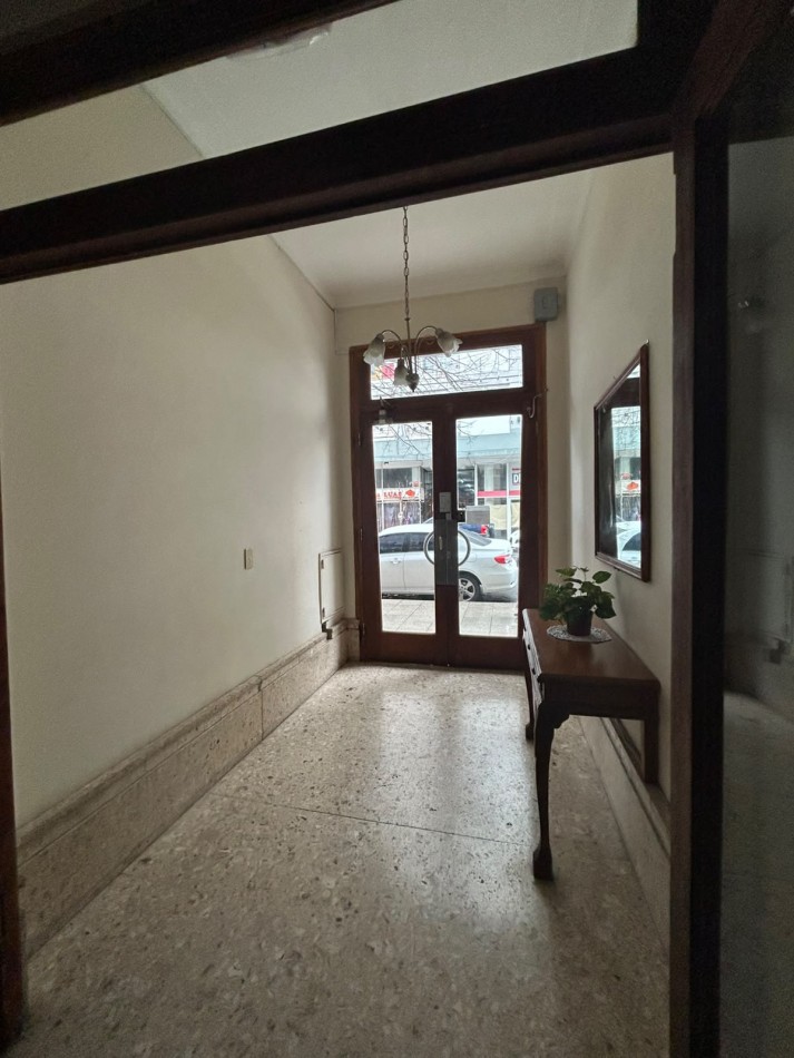 DEPARTAMENTO RECICLADO 3 AMBIENTES CON DEPENDENCIA. ALDREY