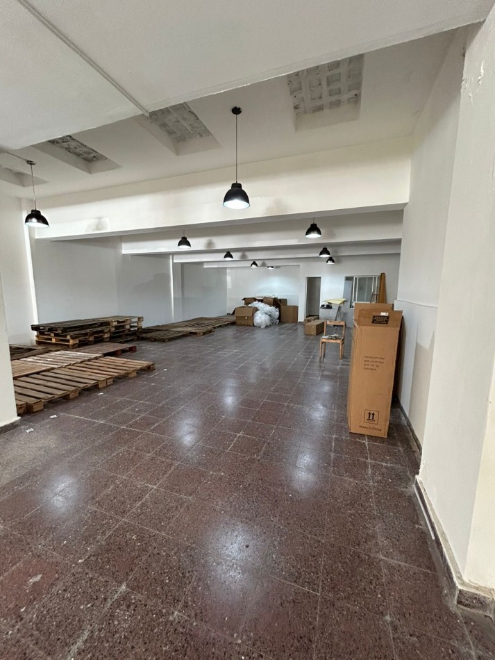 LOCAL COMERCIAL A LA CALLE CON SOTANO. MACROCENTRO
