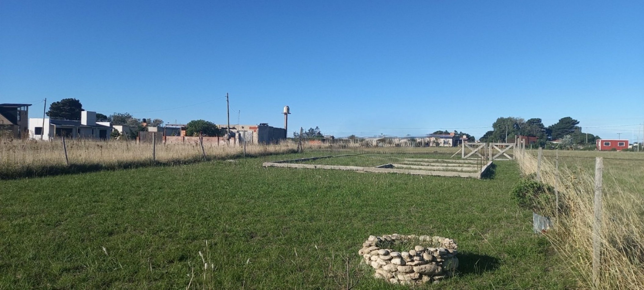 LOTE EN COLONIA CHAPADMALAL CON ENCADENADO.
