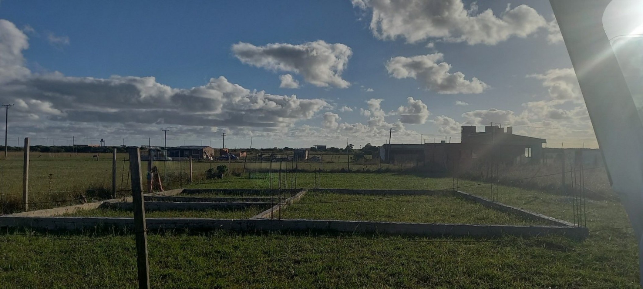 LOTE EN COLONIA CHAPADMALAL CON ENCADENADO.