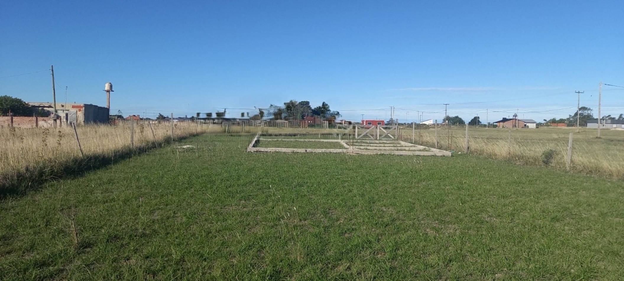 LOTE EN COLONIA CHAPADMALAL CON ENCADENADO.