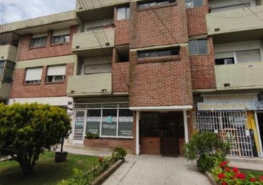 DEPARTAMENTO DOS AMBIENTES CON COCHERA .POR ESCALERA APTO CREDITO